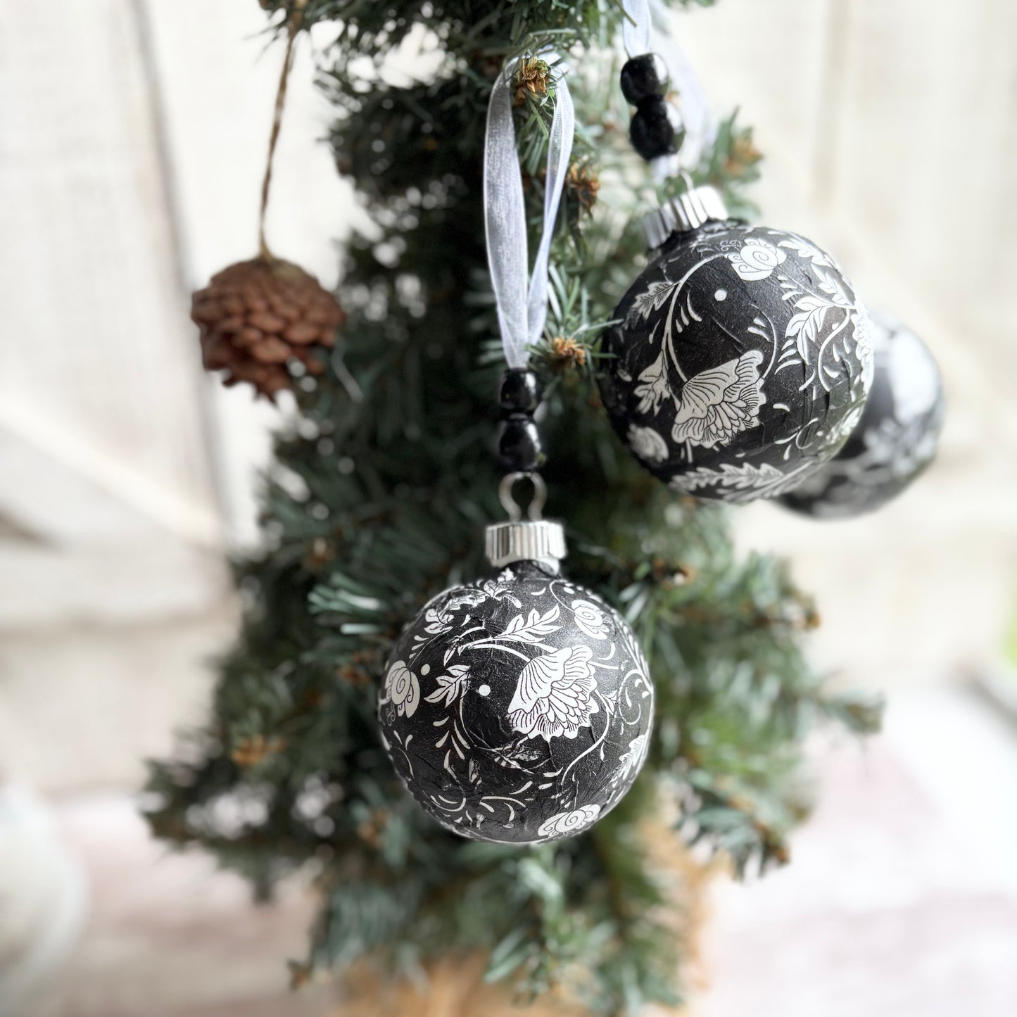 Black and White Floral Ornament Sets